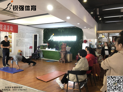 員工訓(xùn)練動(dòng)作指導(dǎo).jpg 員工訓(xùn)練動(dòng)作指導(dǎo).jpg