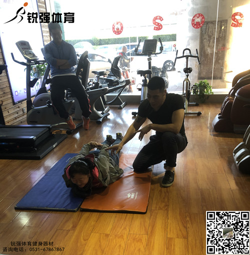 指導(dǎo)同事頸椎保養(yǎng).jpg 指導(dǎo)同事頸椎保養(yǎng).jpg